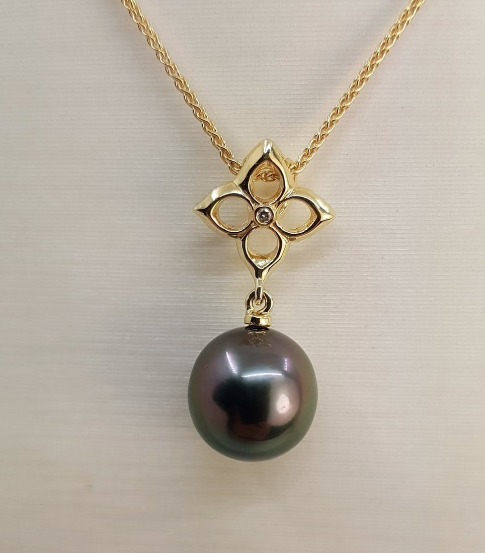 10x11mm Peacock Tahitian Pearl Drop - 0.01 ct - Pendant: Title: 10x11mm Peacock Tahitian Pearl Drop - 0.01 ct - Pendant Description: Emerging from the tropical lagoons of French Polynesia, this pearl has been selected for its natural beautiful peacock color