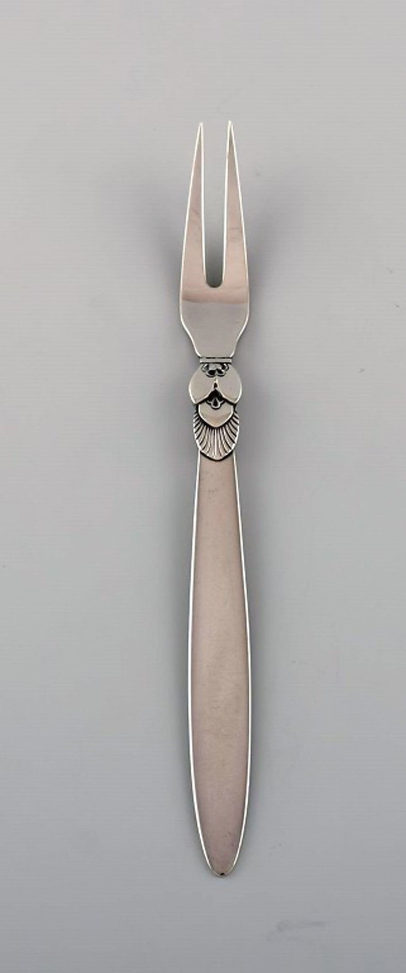 Georg Jensen Cactus meat fork in sterling silver.: Title: Georg Jensen Cactus meat fork in sterling silver. Description: Georg Jensen Cactus meat fork in sterling silver. Designer: Gundorph Albertus. Measures: 19.5 cm. Stamped. In very good condition.