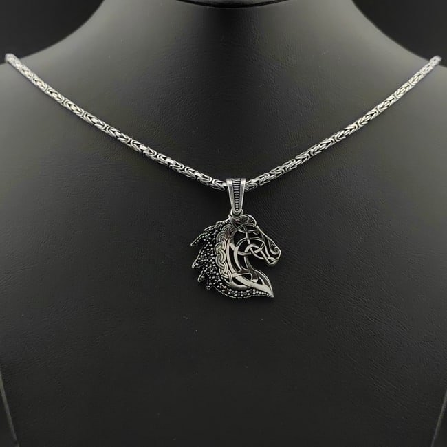 925 Silver Chain with Horse Pendant: DescriptionTitle: 925 Silver Chain with Horse PendantDescription: 925 Silver Chain with Horse Pendant-Total Weight:22.25gChain Size: 23.62 in(60cm).Pendant Size:0.98x1.33 in (25x34mm) (Bail included).