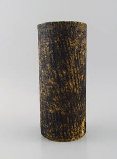 Pieter Groeneveldt (1889-1982), Dutch ceramicist. Cylindrical unique vase in glazed ceramics.: Pieter Groeneveldt (1889-1982), Dutch ceramicist. Cylindrical unique vase in glazed ceramics. Mid-20th century. Measures: 24.5 x 10.5 cm. In excellent condition. Stamped. Reserve: $413.00 Shipping: Do