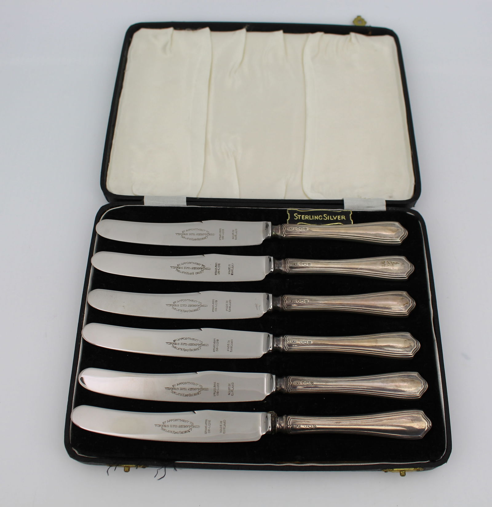 Cased Set of 6 Dessert Knives Sheffield 1931: Cased Set of 6 Dessert Knives Sheffield 1931 Length: 18 cm. Weight: 26.0 g. Silver handles, fully hallmarked. Stainless steel blades. Original presentation case Good original condition Reserve: $63.00