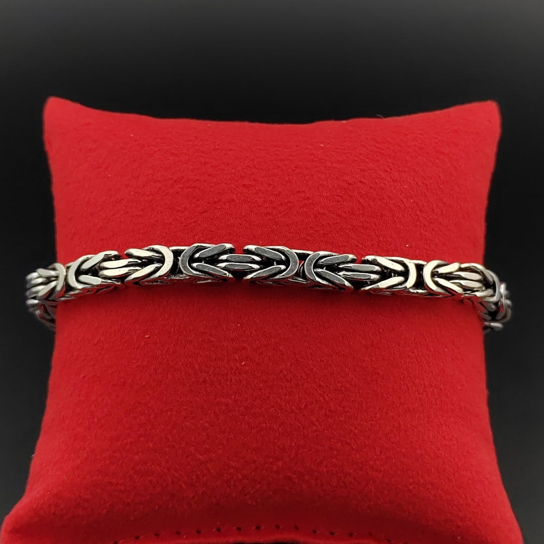 925 Silver Byzanthine King's Men Bracelet: Title: 925 Silver Byzanthine King's Men Bracelet Description: 925 Sterling Silver Square Bracelet -Condition:New -Weight and Size:35g/8.46 in(21.5cm) Byzantine King's Chain, Koningsketen, K?nigs Kette