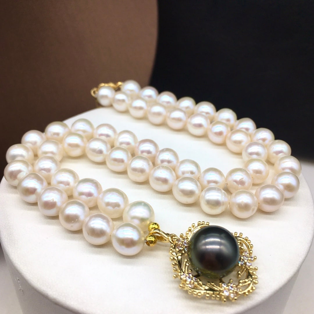 Tahitian saltwater pearl necklace: Tahitian seawater pearl original color chain set. Silver plated with 18k gold and inlaid with Tahitian pendant. 7-8mm white pearls with super delicate skin and almost flawless high quality. About 10-1