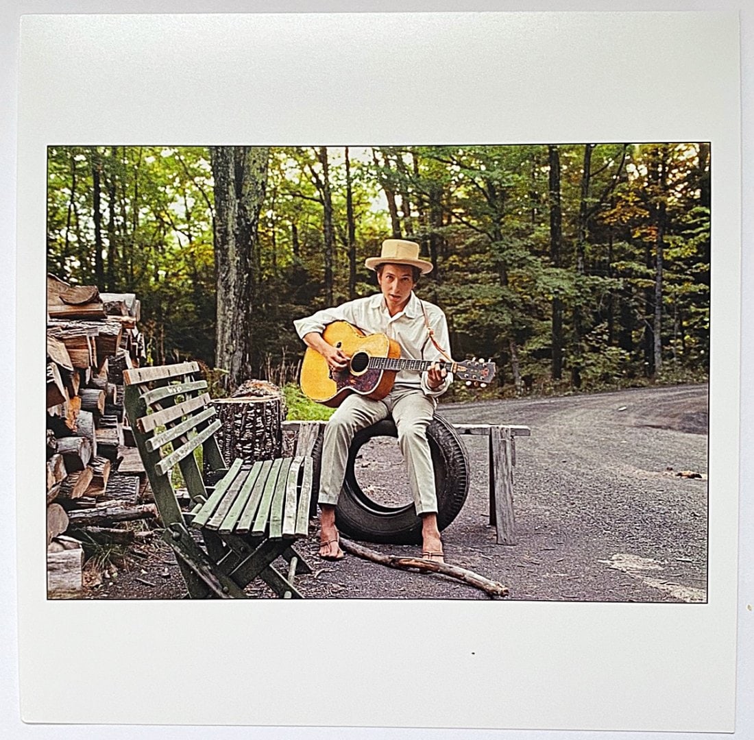 Elliot Landy: Bob Dylan at his home: Artist: Elliot Landy Title: Bob Dylan at his home Description: Color photograph, 6" x 6" signed in pen verso Reserve: $220.00 Shipping: Domestic: Flat-rate of $15.00 to anywhere within the contiguous