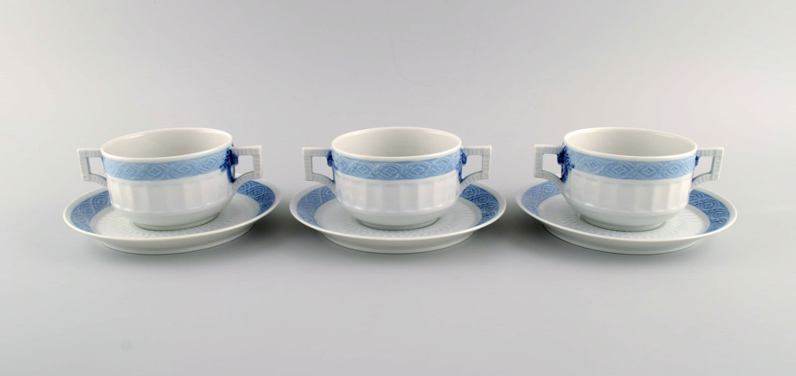 Three Royal Copenhagen Blue Fan bouillon cups with saucers. Designed by Arnold Krog in 1909.: Three Royal Copenhagen Blue Fan bouillon cups with saucers. Designed by Arnold Krog in 1909. The cup measures: 10 x 6.5 cm. Saucer diameter: 17.3 cm. In excellent condition. Stamped. 1st factory quali