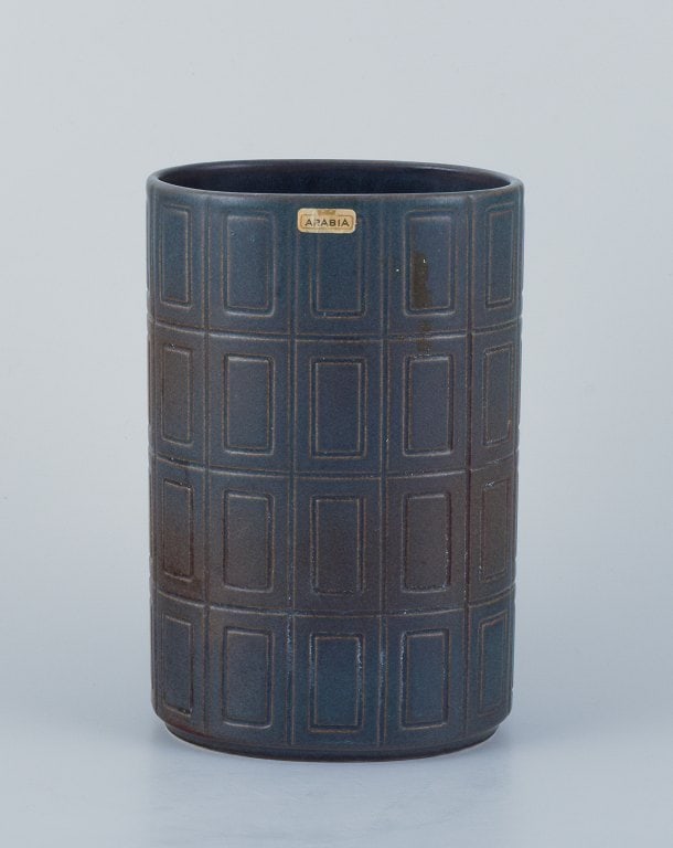 Göran Bäck (1923-2003) for Arabia, Finland. Vase in glazed stoneware with geometric: Göran Bäck (1923-2003) for Arabia, Finland. Vase in glazed stoneware with geometric pattern. Stylish design from the 1970s. In perfect condition. Marked. Dimensions: H 17.0 cm x D 11.5 cm. Reserve: 