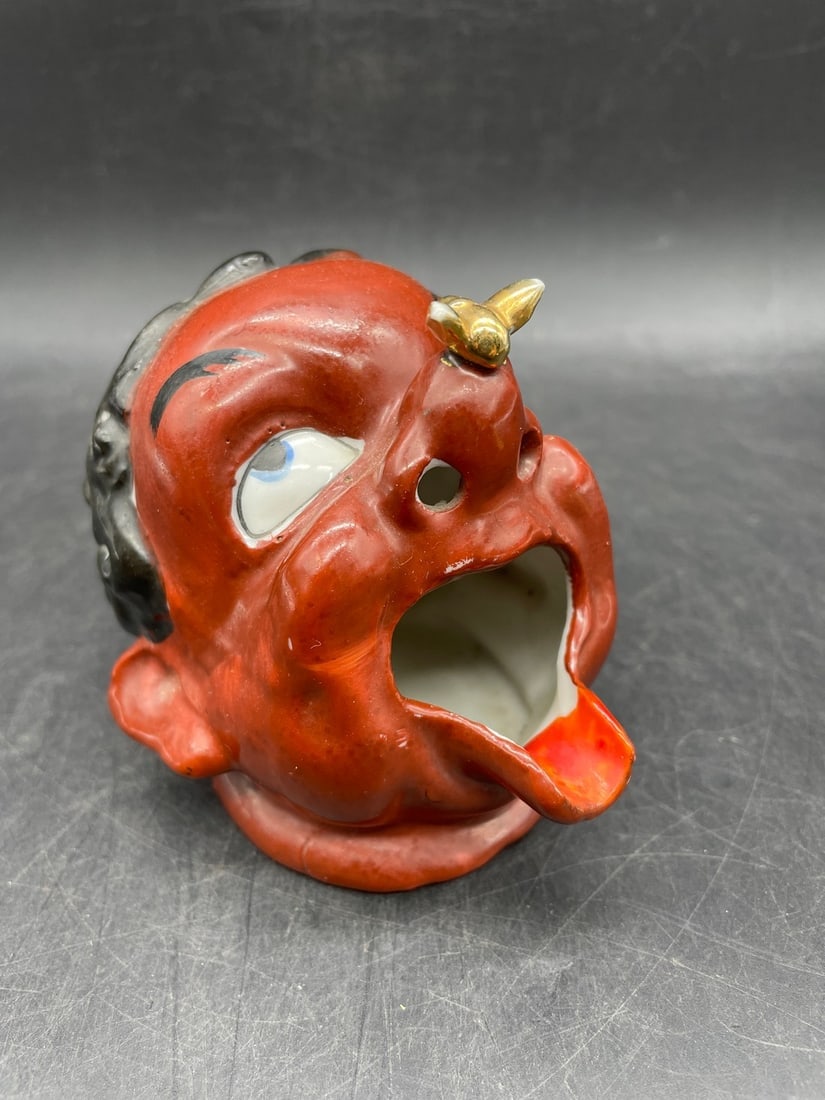 VINTAGE MAN WEARING A BEANIE WITH A BEE ON HIS NOSE AMERICANA CERAMIC ASHTRAY: Title: VINTAGE MAN WEARING A BEANIE WITH A BEE ON HIS NOSE AMERICANA CERAMIC ASHTRAY Date/Period: Approx. 1947 - 1960''s Dimension: Approx. 3 x 4 x 3 Material: ceramic Additional Information: Hand pai