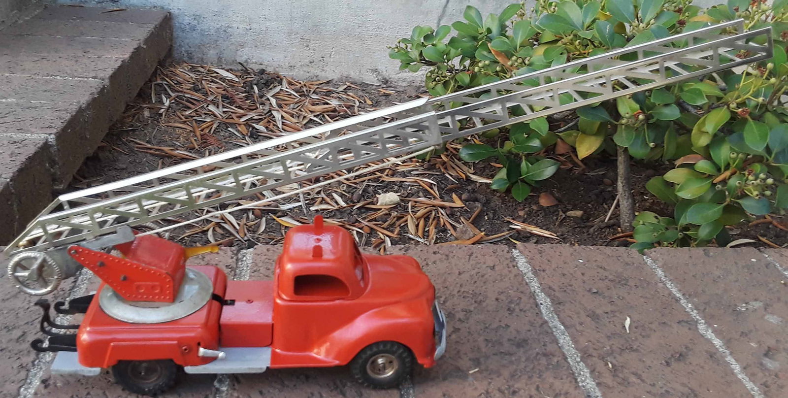 Gama fire engine (this is the real deal, Made in US Zone cca 1948, not a contemporary repro), c8. (1 of 4)