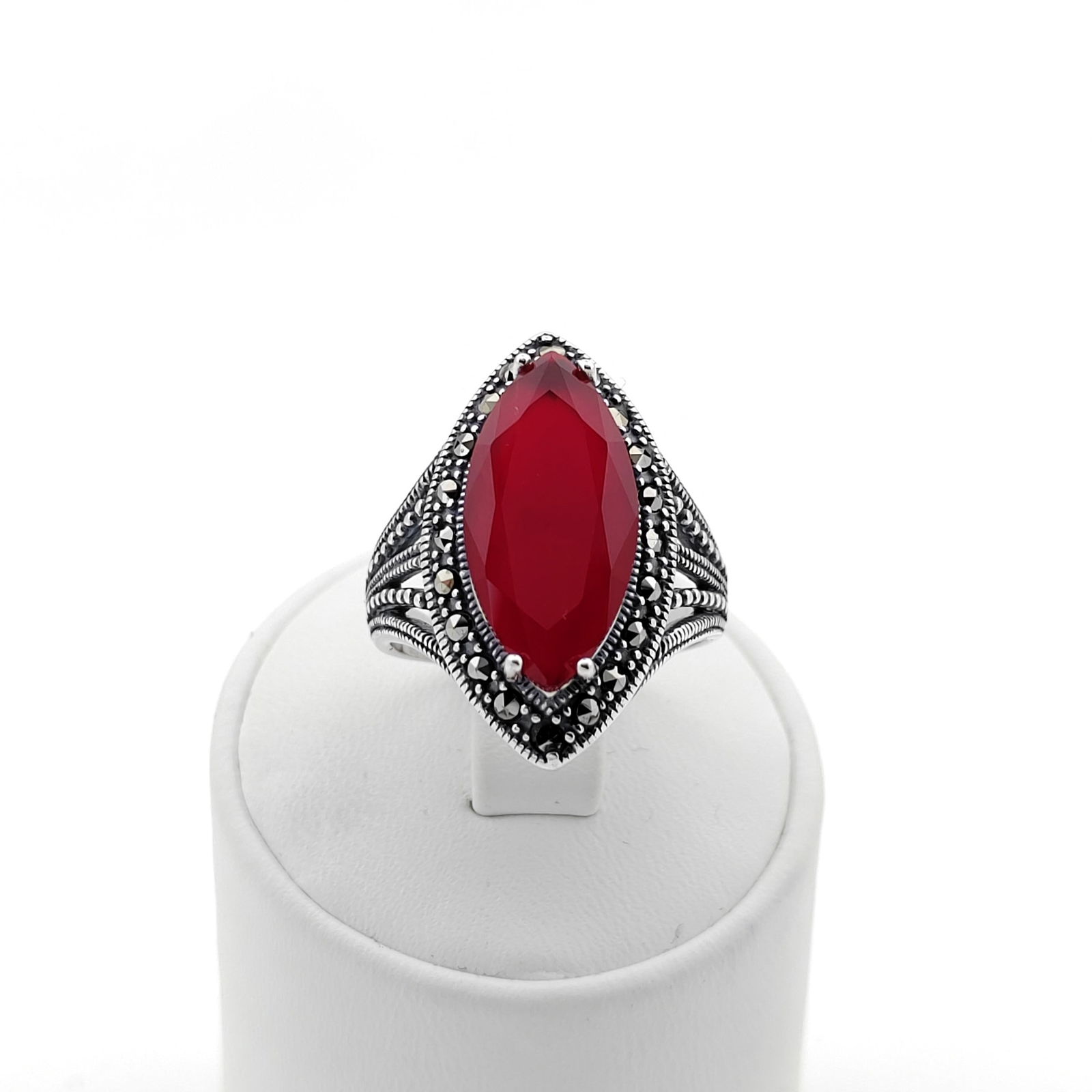 925 Silver Ladies Ring With Red Zircon and Marcasite: Title: 925 Silver Ladies Ring With Red Zircon and Marcasite Description: 925 Silver Ladies Ring With Red Zircon and Marcasite -Total Weight:8.4g -Size:US Size 9.50 (19.50mm) With Gift Box Express Ship