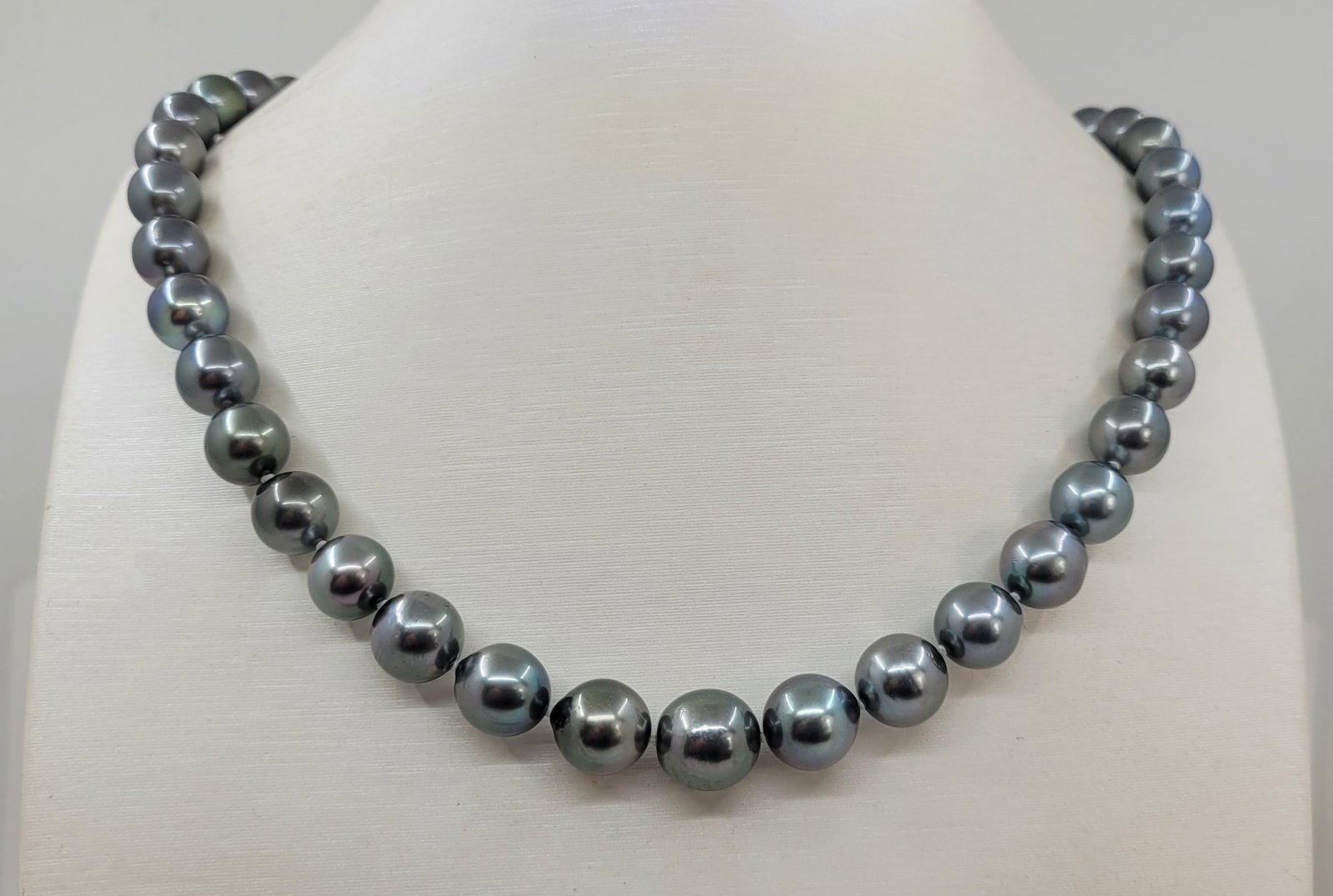 Necklace ALGT Certified Peacock Tahitian Pearls - 8.0x10.7mm: Title: Necklace ALGT Certified Peacock Tahitian Pearls - 8.0x10.7mm Description: Emerging from the warm oceans of French Polynesia, these pearls have been hand selected for their top quality and their