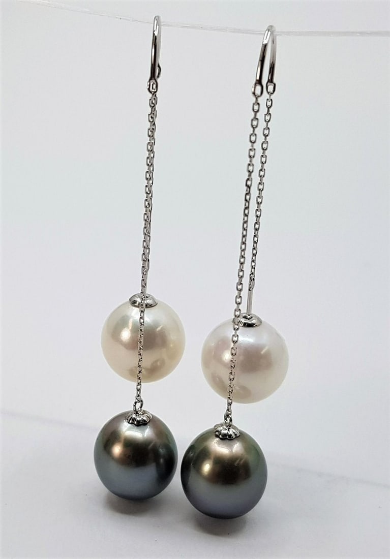 10x11mm Peacock Tahitian and White Edison Pearls - 18 kt. White gold - Earrings: Title: 10x11mm Peacock Tahitian and White Edison Pearls - 18 kt. White gold - Earrings Description: A pair of elegant white gold earrings featuring a pair of Tahitian pearls, noted for their magnifice