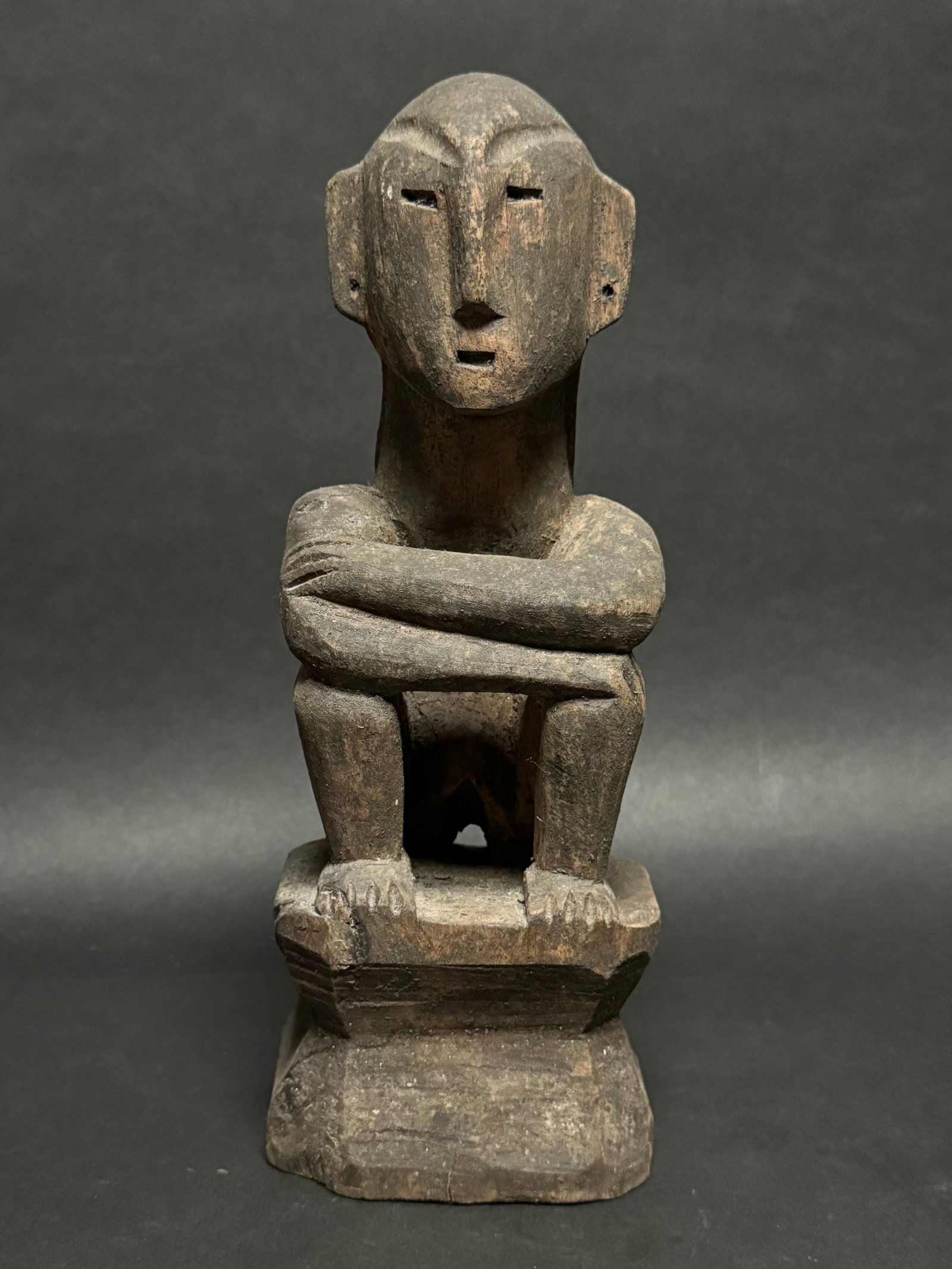Hapak Sculpture (Bulul) - Banawe, Central IFUGAO Region - Philippines: Ancient Hapak sculpture (Bullul) of Banawe, IFUGAO central area, Philippines. Dim: 30 x 11 x 9 cm, 807 gram. Careful registered sending. Reserve: $125.00 Shipping: Domestic: Flat-rate of $30.00 to any