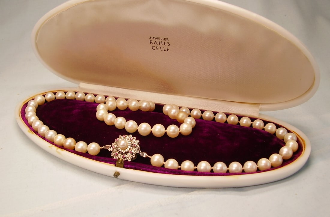 Great Japanese cultured akoyapearl necklace: Title: Great Japanese cultured akoyapearl necklace Brand:No Metal Purity: White gold 14 K=585 WG Gemstones:pearl, ruby Carat Weights:225 ; 0,16 Size/Dimensions:Total weight 55,2 gram, Total length 60 