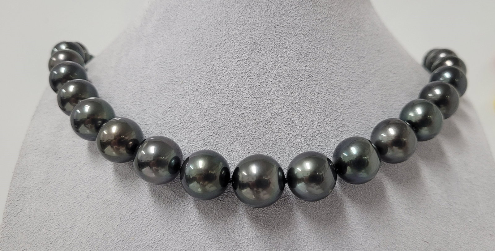 Large 11x13,5mm Peacock Black Tahitian Pearls - Necklace: Title: Large 11x13,5mm Peacock Black Tahitian Pearls - Necklace Description: A luxury pearl necklace, made with lustrous round Tahitian pearls, and completed with a solid invisible clasp. Tahitian pea