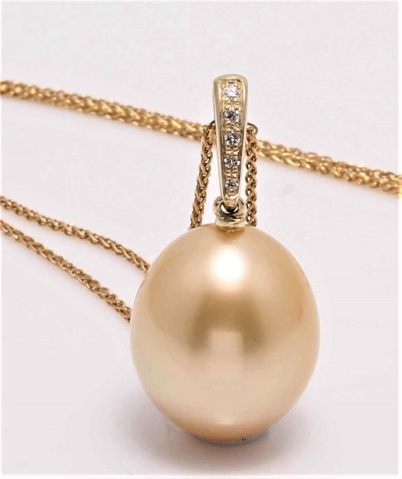 14 kt. Yellow Gold - 14x15mm Large Golden South Sea Pearl - Necklace with pendant - 0.04 ct: Title: 14 kt. Yellow Gold - 14x15mm Large Golden South Sea Pearl - Necklace with pendant - 0.04 ct Description: Emerging from the warm oceans of Australia, this South Sea pearl has a natural beautiful