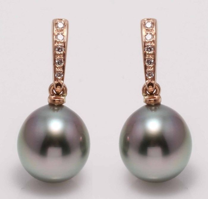 14 kt. Rose Gold - 9x10mm Peacock Tahitian Pearl Drops - Earrings - 0.08 ct: Title: 14 kt. Rose Gold - 9x10mm Peacock Tahitian Pearl Drops - Earrings - 0.08 ct Description: Produced by the Pinctada Margaritifera oyster in the tropical lagoons of French Polynesia, these pearls 