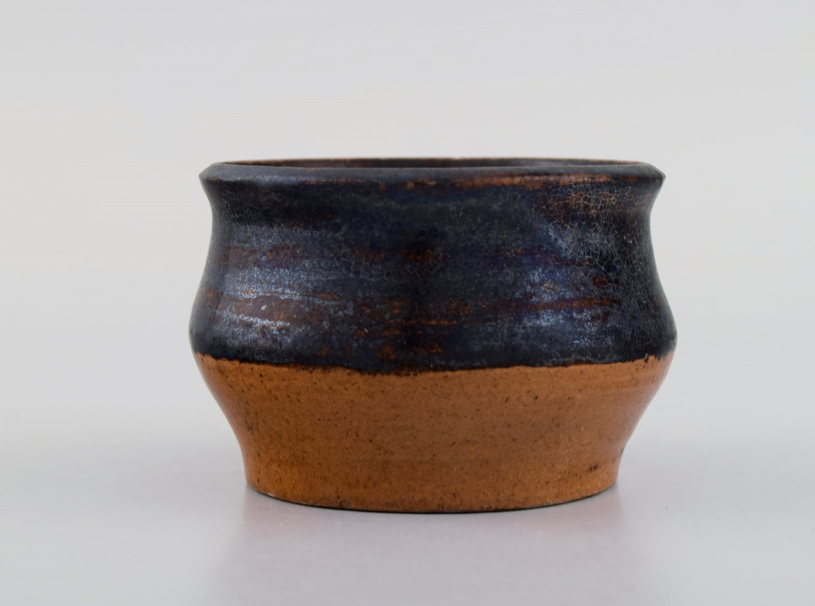 Presumably Lis Krüger and Ole Bjørn Krüger (1922-2007), Danish sculptor and: Presumably Lis Krüger and Ole Bjørn Krüger (1922-2007), Danish sculptor and ceramicist. Unique bowl in glazed stoneware. 1960s / 70s. Measures: 9.5 x 6.2 cm. In excellent condition. Pro