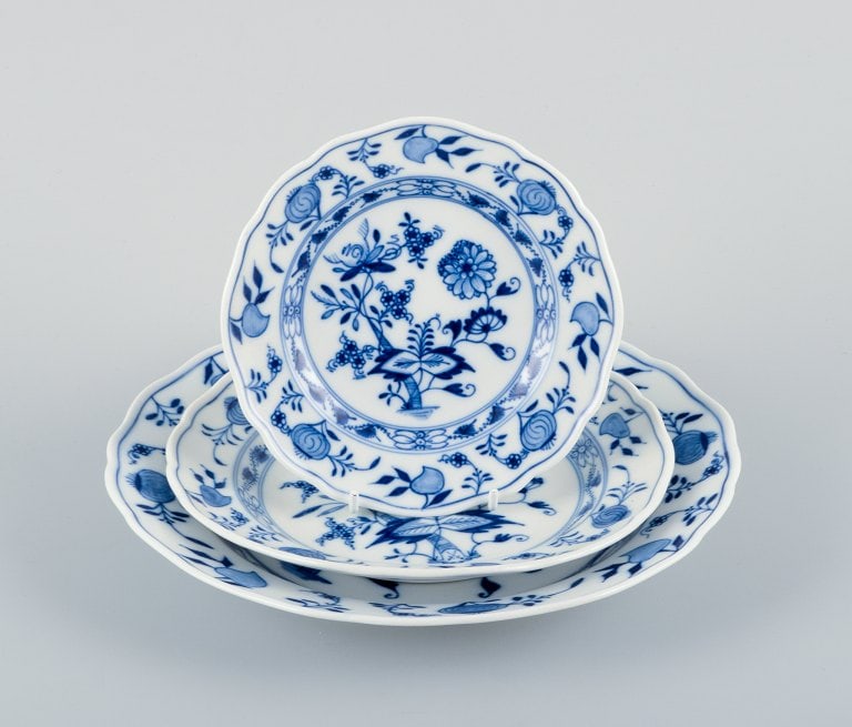 Meissen, Germany, three Blue Onion pattern plates in different sizes. (1 of 7)