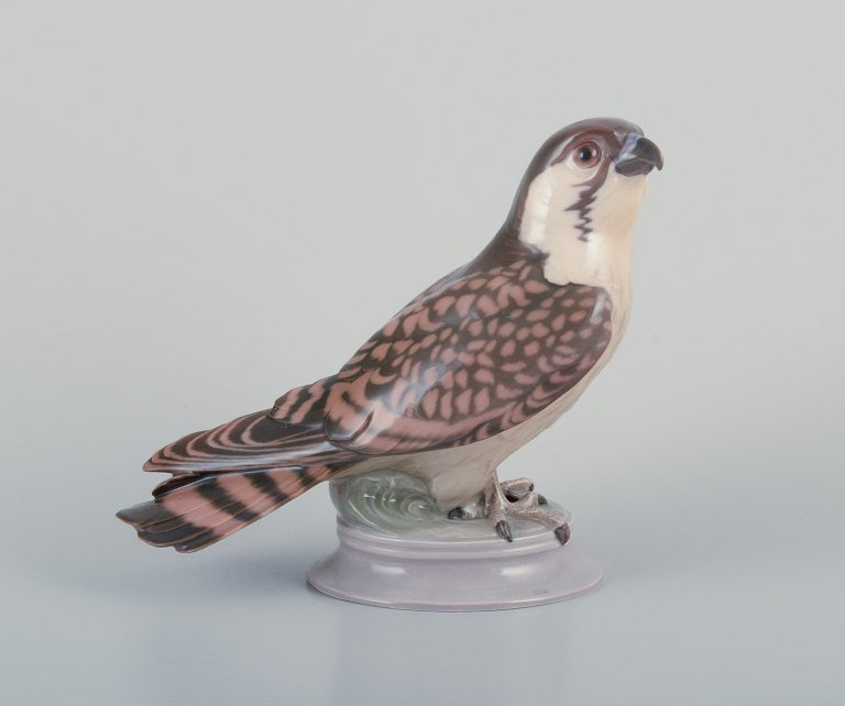 Dahl Jensen for Bing & Grøndahl. Porcelain figurine of a sitting peregrine falcon.: Dahl Jensen for Bing & Grøndahl. Porcelain figurine of a sitting peregrine falcon. Dating from the 1920s. Model number: 1666. Marked. In perfect condition. First factory quality. Dimensions: Leng