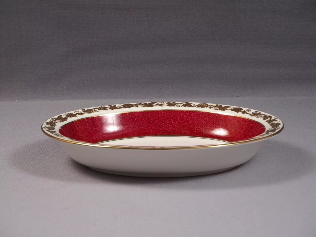 Wedgwood WHITEHALL POWDER RUBY BAND Oval Vegetable Serving Bowl W3994: This very rare and beautiful Bone China Oval Vegetable Serving Bowl, made by WEDGWOOD in WHITEHALL POWDER RUBY BAND pattern. There are few patterns that live up to the richness of Regal Wedgwood White
