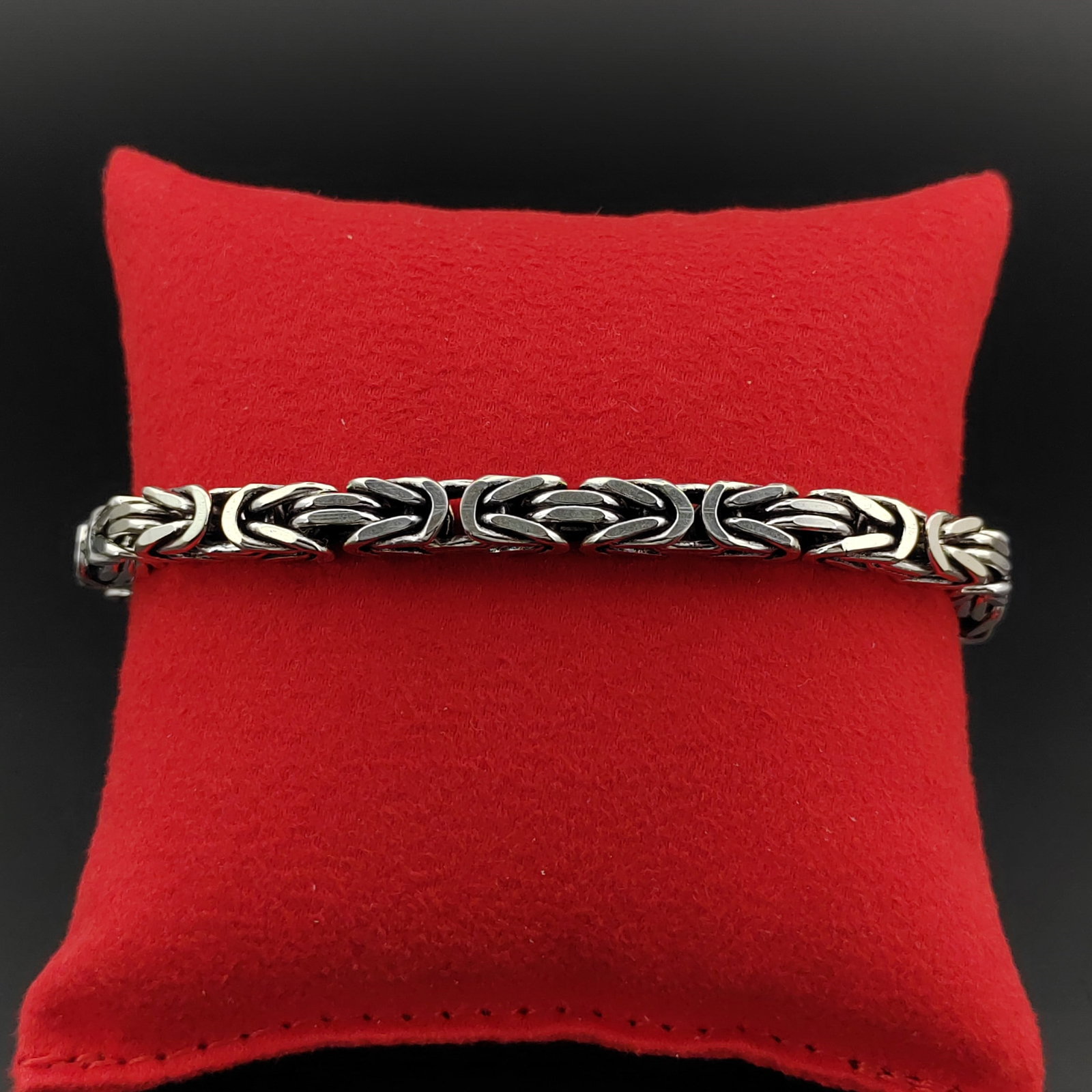 925 Silver Byzanthine King's Men Bracelet: Title: 925 Silver Byzanthine King's Men Bracelet Description: 925 Sterling Silver Square Bracelet -Condition:New -Weight and Size:35g/8.26 in(21cm) Byzantine King's Chain, Koningsketen, Königs Kette,