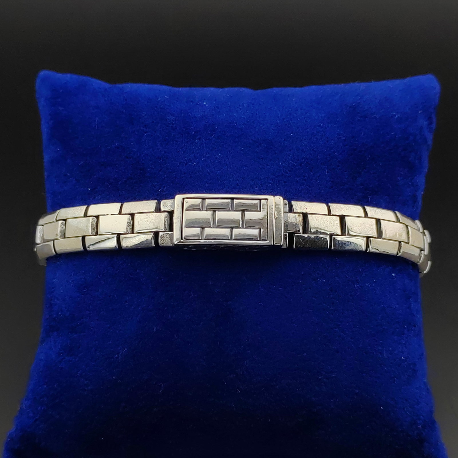 925 Sterling Silver Men's Bracelet: Title: 925 Sterling Silver Men's Bracelet Description: 925 Sterling Silver Men's Bracelet. -Condition:New Weight:29.2g -Size:8.26 in(21cm) Link Width:0.36 inch (9.3mm) With Gift Box. Express Shipping.