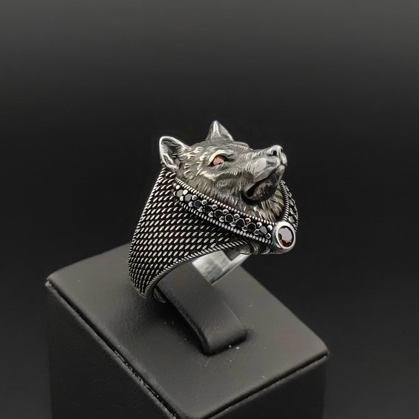 925 Silver Wolf Ring: Title: 925 Silver Wolf Ring Description: 925 Silver Wolf Ring Ornated with Red and Black Zircons -Total Weight:10g -Size:US Size 12.25 (21.75mm) With Gift Box Express Shipping.Carrier:DHL Express Comb