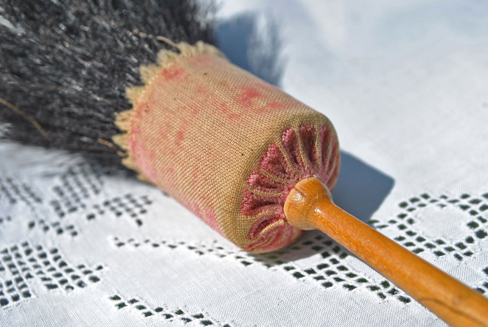 Antique Shaker Horsehair Hat Brush, Maine, Sabbathday Lake: Vintage from the 1900s Materials: Maple wood, Horsehair, velvet fabric Width: 1 1/4 inches Height: 8 3/4 inches "Antique Shaker Horsehair Hat Brush, Maine, Sabbathday Lake Antique Shaker community rar