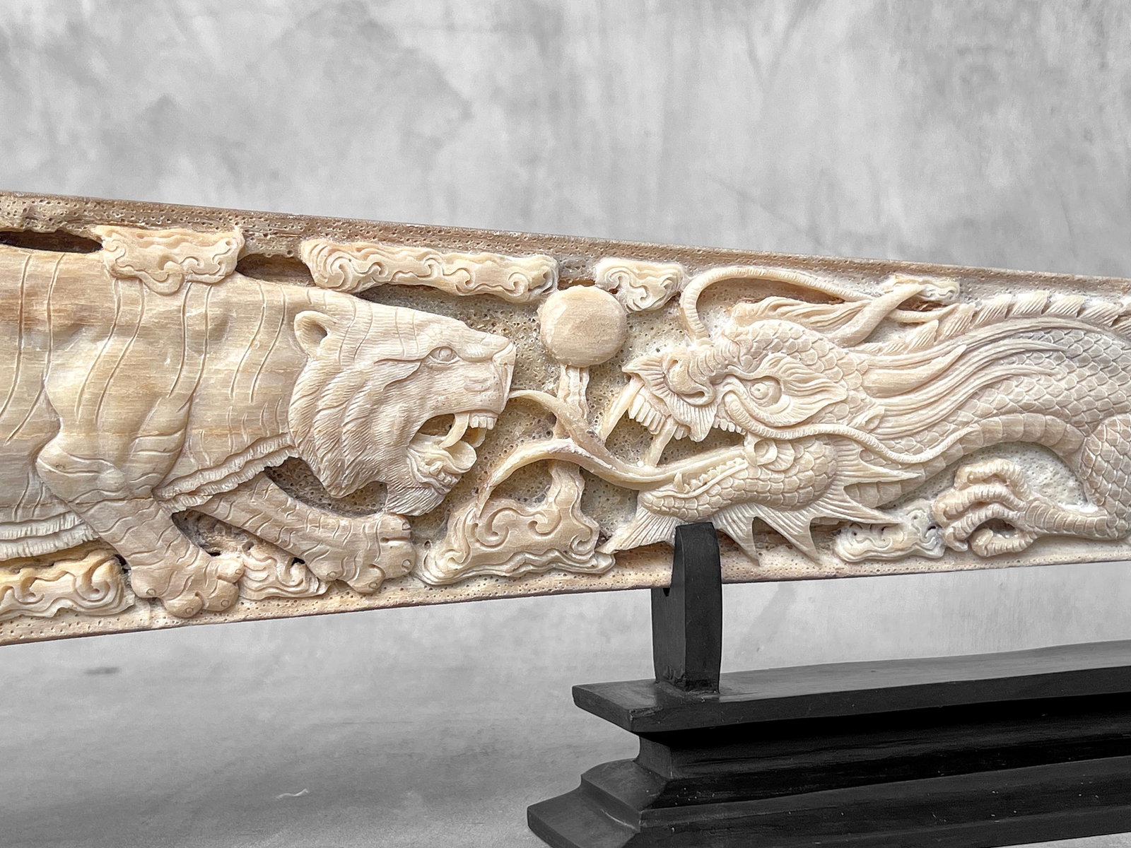 Extra large carved swordfish rostrum - Dragon Tiger: Title: Extra large carved swordfish rostrum - Dragon Tiger Maker:Unknown Origin: Indonesia Date/Period:2024 Materials:Xiphias Gladius, Bone, wood Dimensions:Length: 93 cm / 36.6 inches Description:A v