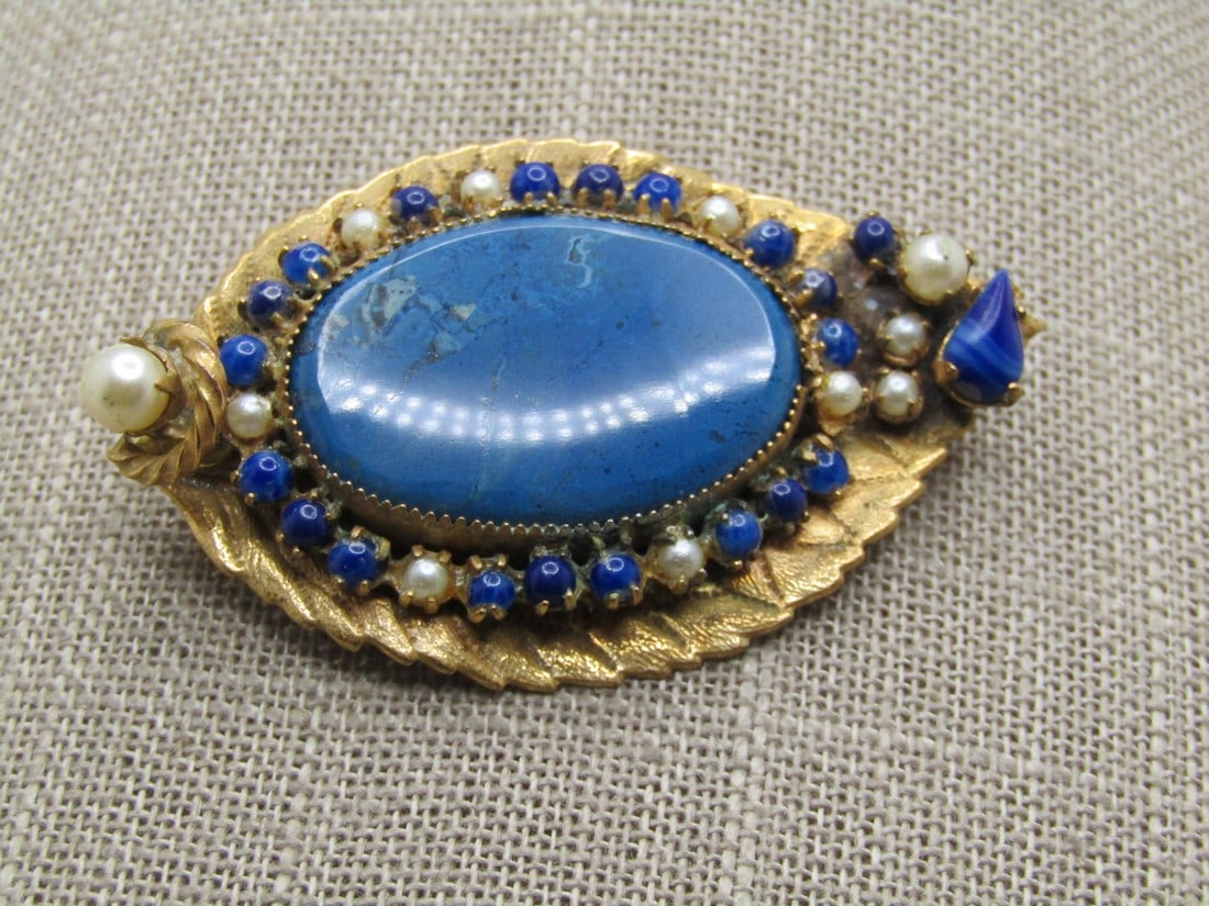 Vintage Original By Robert Brooch, Blue Glass & Faux Pearl, 1950's-1960's: Vintage Original By Robert Brooch, Blue Glass & Faux Pearl, 1950's-1960's. Blue glass main stone that is sawtooth bezel-set and appx. 1.25" by 3/4". Around it is a halo of dark blue beads and faux pea
