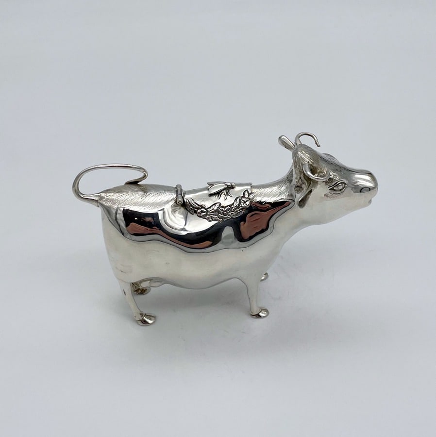 20th Century Modern Sterling Silver Cow Cream Jug London 1975 Richard Comyns: Title: 20th Century Modern Sterling Silver Cow Cream Jug London 1975 Richard Comyns Subtitle: Delightful silver co creamer London 1975 Richard Comyns. Additional Info:Description Wonderful model of a