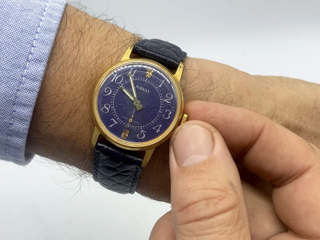 Pobeda vintage men wrist watch / Russian antique unisex USSR watches: Title: Pobeda vintage men wrist watch / Russian antique unisex USSR watches Lot Description: Materials Band material: Leather Gold, Stainless steel Pobeda vintage men wrist watch. Russian antique unis