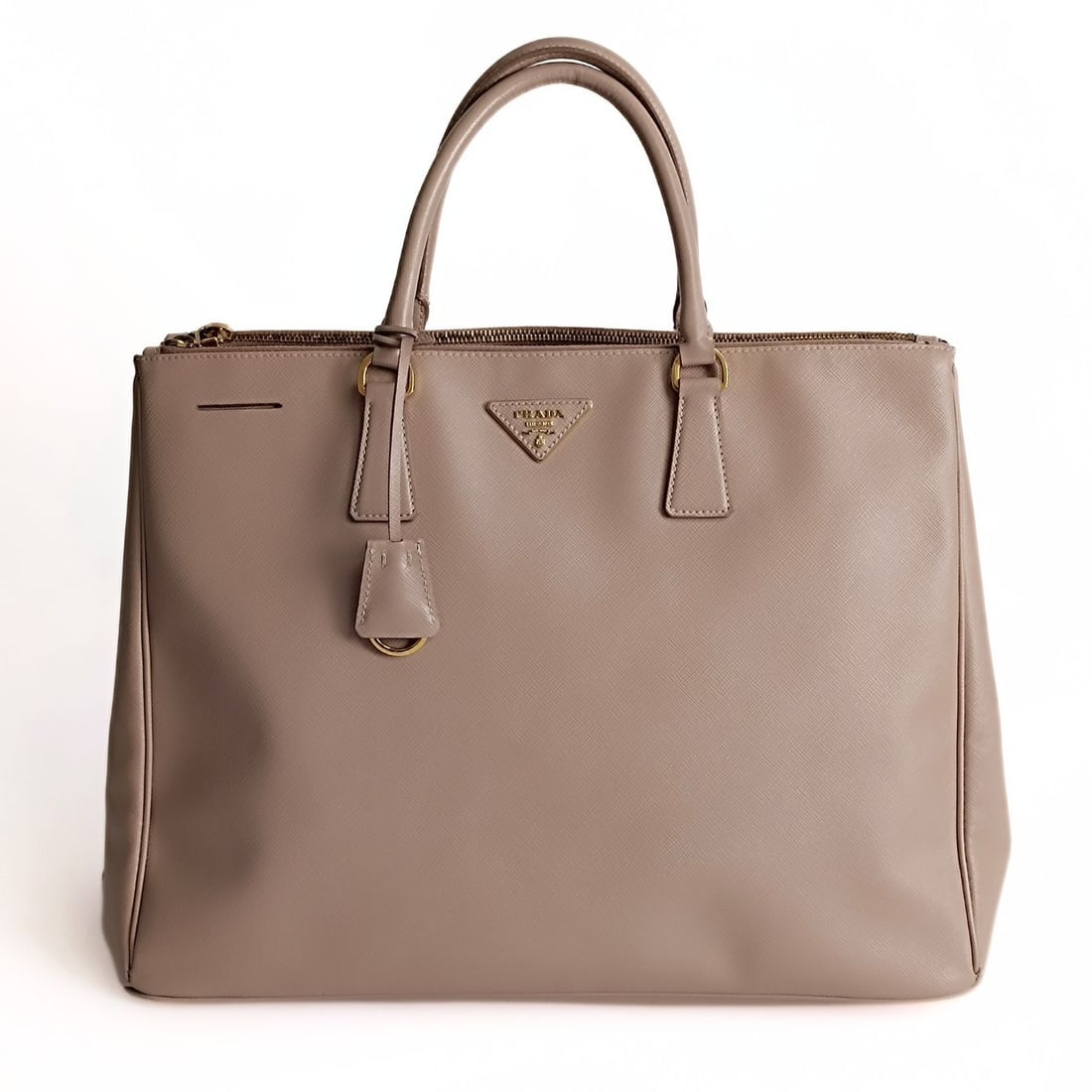 PRADA Galleria Extra Large handbag in Saffiano leather: Title: PRADA Galleria Extra Large handbag in Saffiano leather Materials: Leather Measurement: DIMENSIONS: L: 40cm - H: 31cm - W: 18cm Additional Information: (5232B433). Prada Galleria Extra Large han