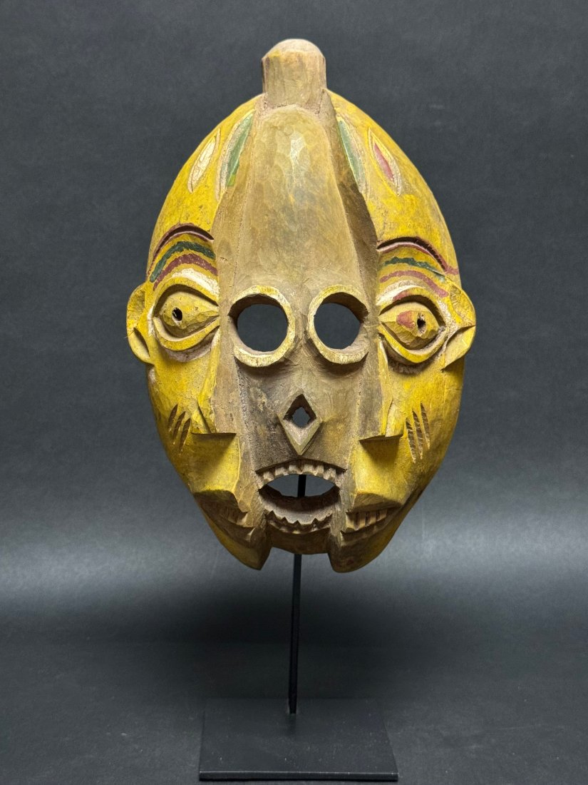 Initiation mask - Wood - Bakongo - DR Congo: A Congo dancing mask from which emerges a strong personality with his eyes worked open, its mouth has big teeth. The face is very expressive with its geometrically carved patterns and colorations.Thes