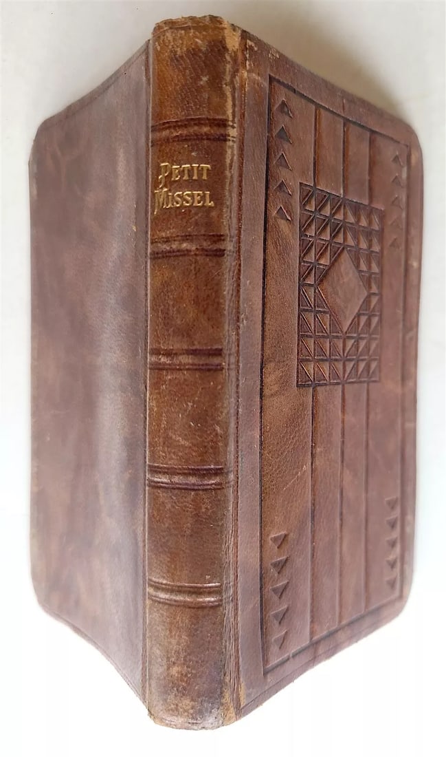 1953 MISSAL FRENCH antique PETIT MISSEL leather bound: PETIT MISSEL Turnhout - Paris; 1953 Size 2 3/4 by 4 1/2" Original embossed leather . Gilt edges. Very good condition, minor wear of binding Text in French Reserve: $27.00 Shipping: Domestic: Flat-