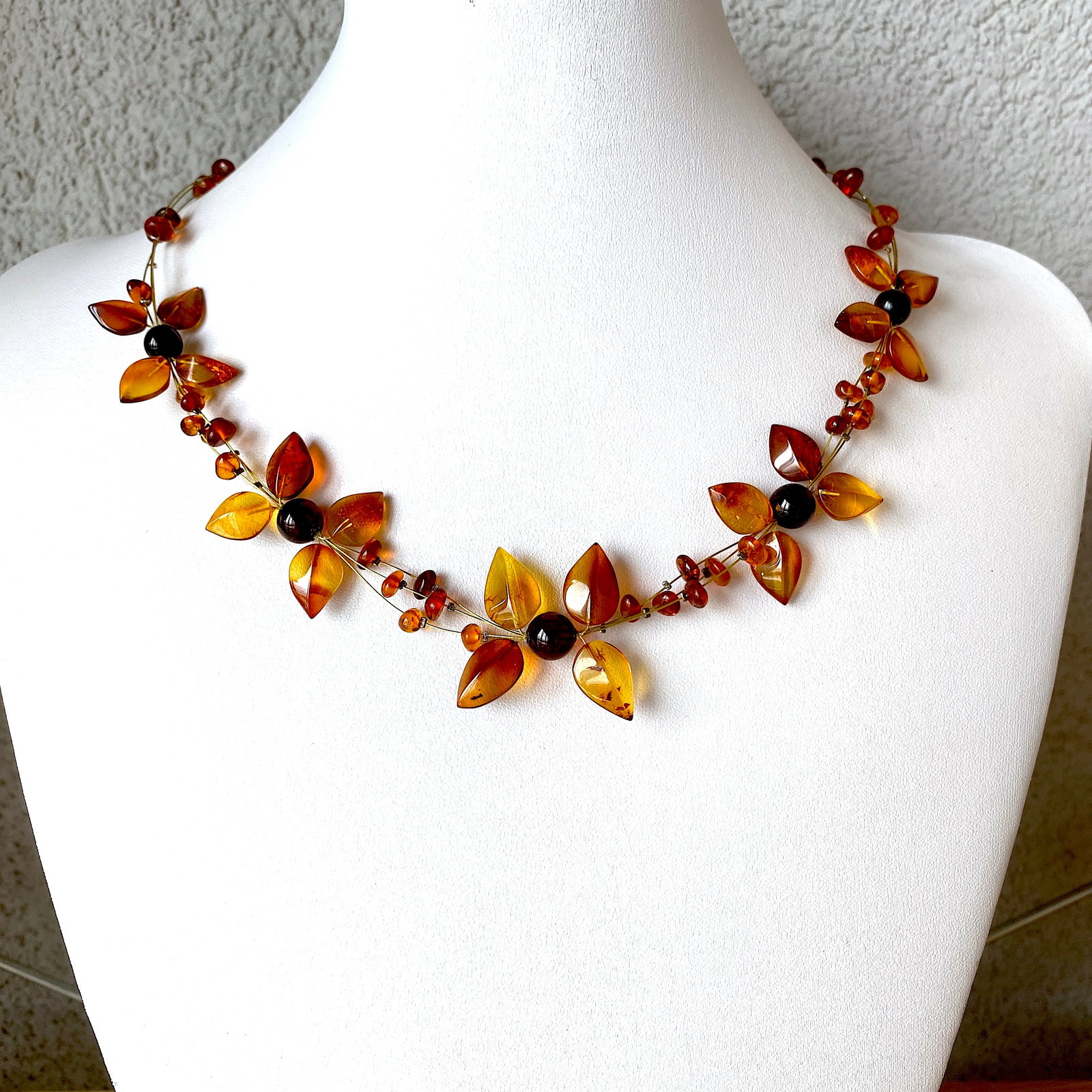 Marvellous Amber Floral Necklace made from leaf like bead ornaments: Title: Marvellous Amber Floral Necklace made from leaf like bead ornaments Metal: None Gemstones:Amber Weights:11.4 g Size:Size: 480.0 x 30.0 x 8.0 mm Size: 18.898 x 1.181 x 0.315 inches Made of: (Rec