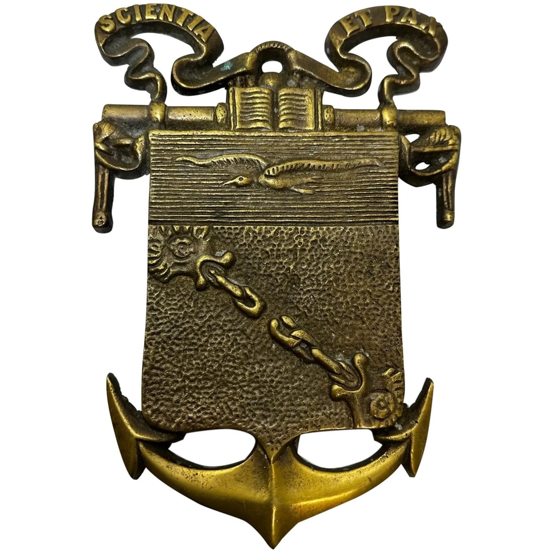Antique Nautical Marine Anchor Chain Seagull Wall Plaque Scientist Et Pax: This 1 Antique Nautical Marine Anchor Chain Seagull Wall Plaque features a classic imagery of a seagull against an anchor chain, highlighted by the inscription of “Scientist et Pax”, or &#