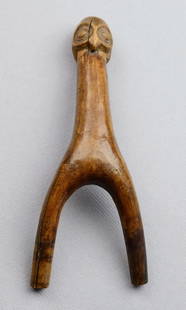 Burkina Faso cute NUNA or GURUNSI Slingshot zoomorphic African Tribal Art 0478: BURKINA FASO Cute NUNA or GURUNSI zoomorphic Slingshot Beautiful patina Characteristics TYPE OF OBJECT: slingshot ETHNICAL GROUP : Nuna or Gurunsi ORIGINE : Burkina Faso MATERIAL: Wood DIMENSIONS:
