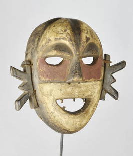 BOA Pongdudu Warrior Mask Congo Drc African Tribal Art 1690: CONGO DRC BOA PEOPLE PONGDUDU RARE WAR AND DANCE MASK According to most authors, these masks were worn by the bravest warriors, giving them an image of invulnerability. Boa live in the north of the