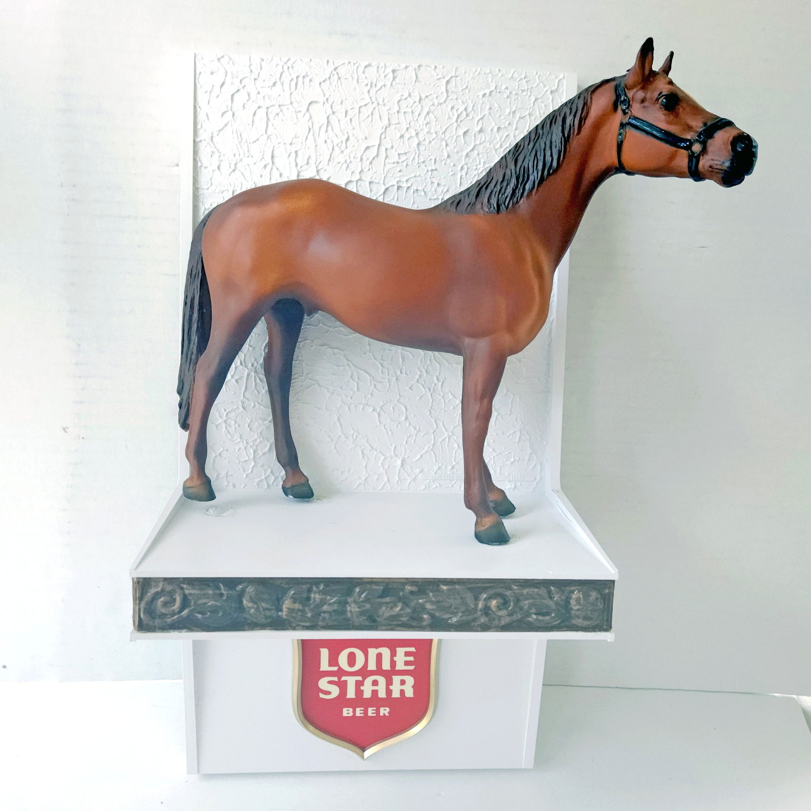 Lone Star Beer Non-Illuminated Wall Plaque With Horse: Title: Lone Star Beer Non-Illuminated Wall Plaque With Horse Date/Period: -- Dimension: 9X17" Materials: plastic Additional Information: Lone Star Beer Non-Illuminated Wall Plaque with Standing Thorou