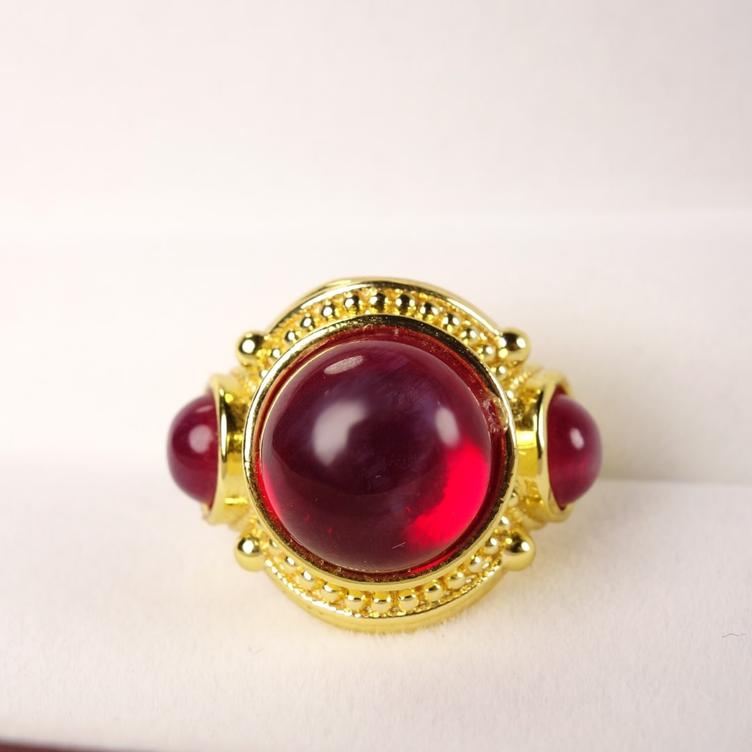 Beautiful Chinese Red Zircon Ring: Title: Beautiful Chinese Red Zircon Ring Date/Period: After1900 Origin: Chinese Dimension: 35x30(mm) 1.38x1.18(inches) Weight 0.08 lbs/38g Materials: Zircon Reserve: $96.00 Shipping: Domestic: Shippin