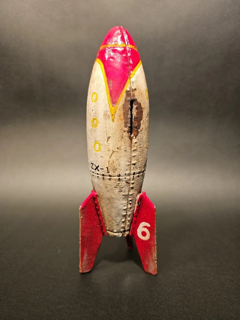 Cast Iron Rocket Coin Bank: 9" Tall x 3" wide Wonderful cast iron reproduction antique coin bank. As you can see this coin bank looks like an original! See the images for the best details. Such a neat collectible! Reserve: $45.0