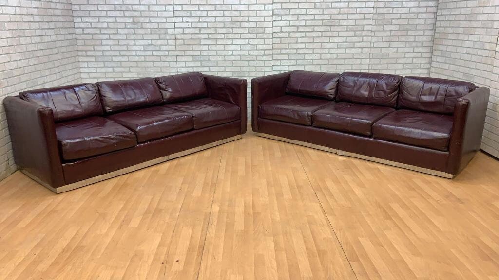 Mid Century Modern Ward Bennett Style Parlor Sofas on Chrome Bases in Burgundy Leather - Set of 2: Vintage from before 2000 Materials: Leather, metal, chrome Vintage Mid Century Modern Ward Bennett Style Parlor Sofas on Chrome Bases in Original Burgundy Leather - Set of 2 A pair of vintage mid cent