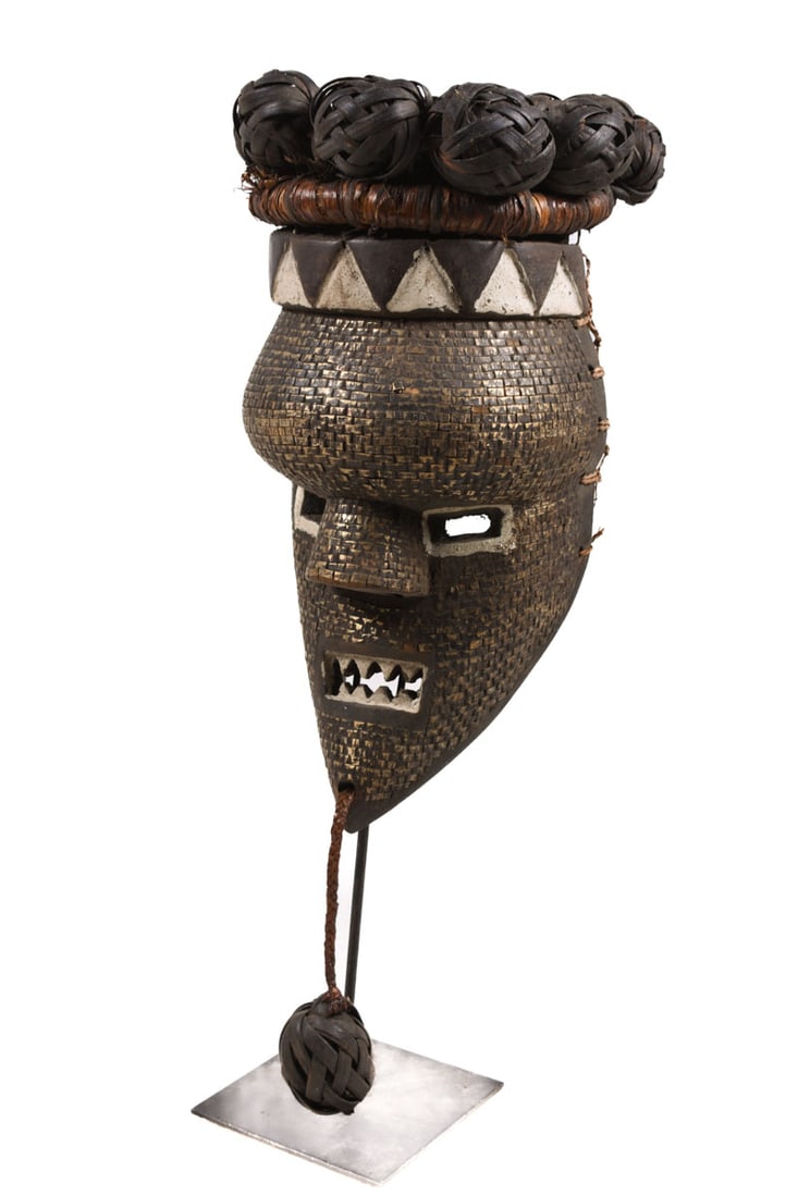 Initiation mask - Copper, Plant fibre, Wood - Salampasu - Congo: SALAMPASU masks are famous and are characterized by a bulging forehead, slanted eyes, a triangular nose and a rectangular mouth displaying filed teeth. This wooden mask has beautiful feathers on top o