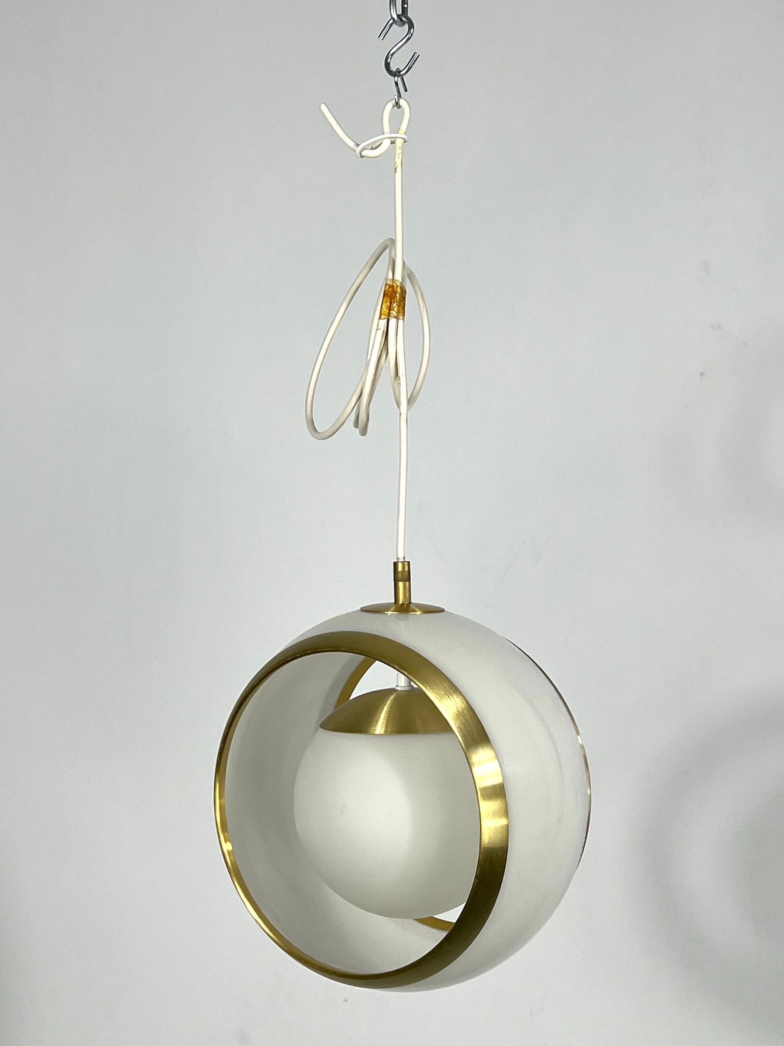 Stilux Milano, gilded aluminum, opaline and perspex pendant. Italy 1960s: Excellent original condition with normal trace of age and use for this pendant produced in Italy during the 60s by Stilux Milano. Made of gilded aluminum, perspex and opaline glass. Full working with