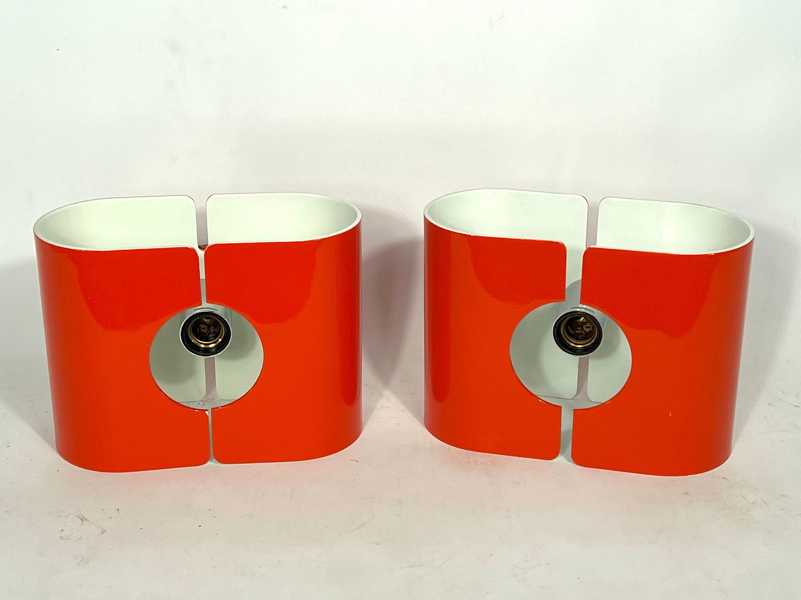 Vintage Stilux Milano pair of orange sconces: Great condition for this set of two orange lacquered metal sconces produced by Stilux Milano during the 70s. Manufacturing Tag and label. Mendola model. Full working with EU standard, adaptable on dem