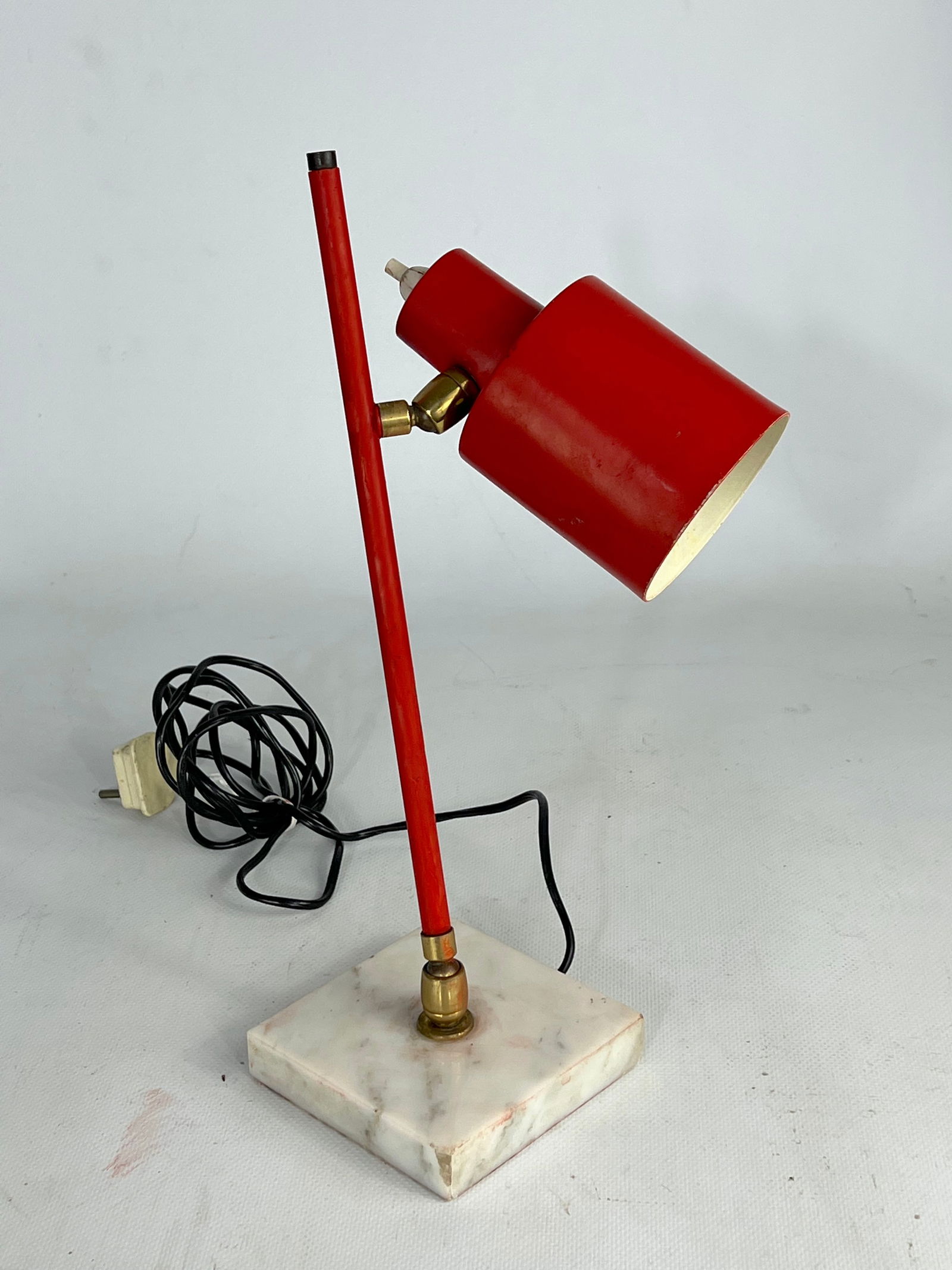 Mid-Century Orientable Stilux Milano table lamp from 50s: Vintage unaltered condition with evident trace of age and use for this red lacquered brass and marble table lamp by Stilux Milano and produced in Italy during the 50s. It mounts two joints, one on the