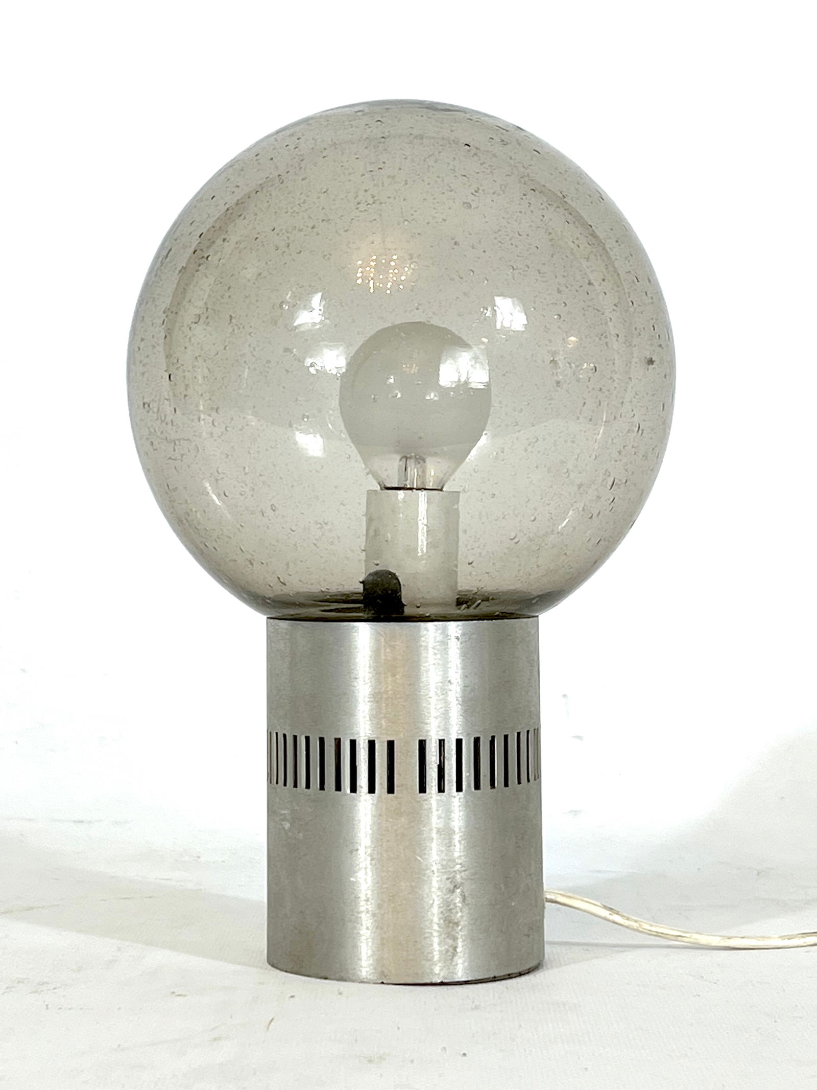 Stilux Milano, Mid-century aluminum and bullicante glass table lamp: Good vintage condition for this table lamp produced by Stilux Milano during the 60s and made from brushed aluminum and bullicante glass. Full working with EU standard, adaptable on demand for USA stan