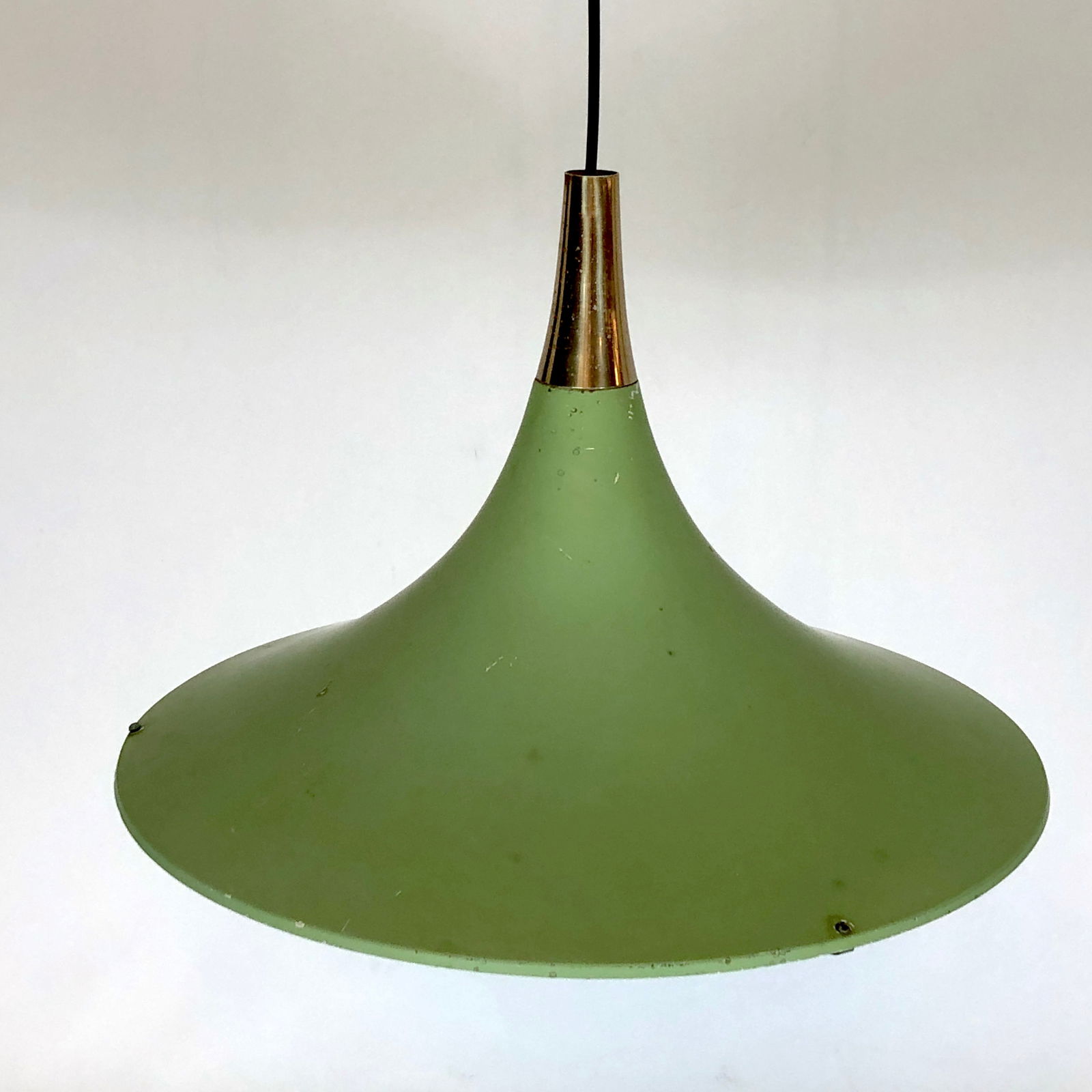 Stilux Milano, Vintage green hanging lamp from 60s: Good vintage condition with normal trace of age and use for this hanging lamp produced by Stilux during the 60s and made from brass, lacquered aluminum and curved glass MATERIAL: brass, lacquered alum