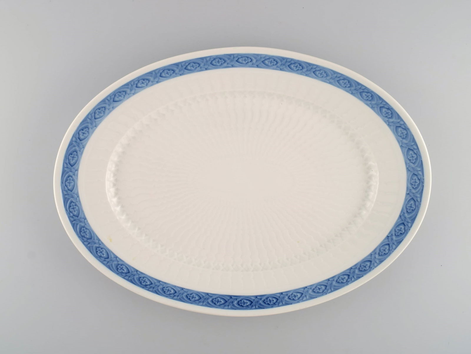Royal Copenhagen Blue Fan serving dish. 1960s. Model number 1212/1508. Designed by Arnold Krog in: Royal Copenhagen Blue Fan serving dish. 1960s. Model number 1212/1508. Designed by Arnold Krog in 1909. Measures: 38 x 27 cm. In excellent condition. Stamped. 1st factory quality. Reserve: $210.00 Shi